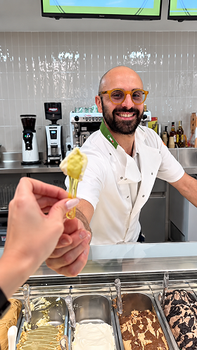 Gelato servido desde el mostrador de P’Amuri