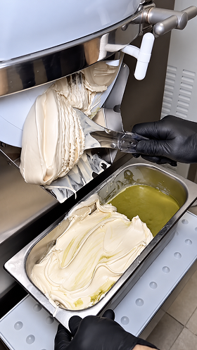 Gelato recién elaborado saliendo de la máquina
